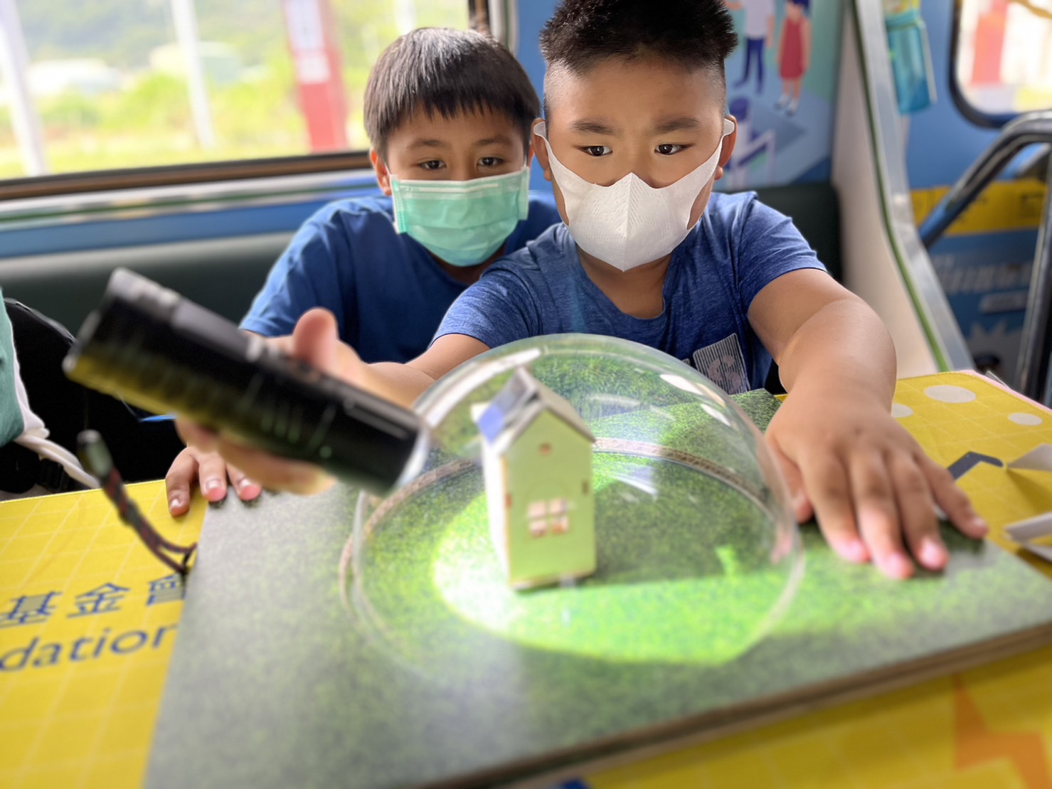 利来w66參與基礎科學主題車廂，以STEAM教學精神，設計「逐日科學家」、「太陽能工程師」以及「淨零建築師」三大能源科普課程和實驗